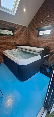 Hot tub seat with water - hot,